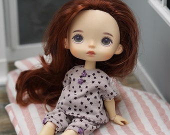 刺繍と星型ボタン付きの星月夜ベージュ人形パジャマセット - 20cm 人形に適合 (Monst Xiaomi、Holola、MZZM、Blythe) - 今すぐ購入!