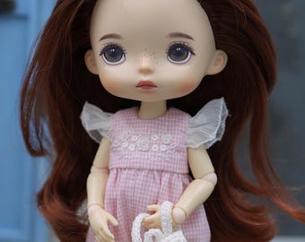 刺繍とスパンコールが付いたかわいいピンクのチェック柄ジャンプスーツ - 20cmの人形に適合 (Monst Xiaomi、MZZM、Blythe) - バックパックが付属