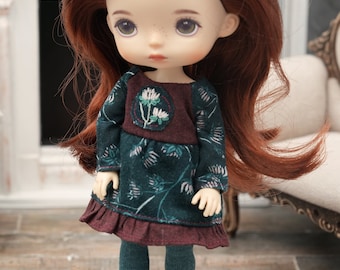 花柄と刺繍が施された魅力的なブラウンとダークグリーンの人形ドレス - 20cm 人形 (MonstXiaomi、Blythe) に適合 - お揃いのタイツが付属