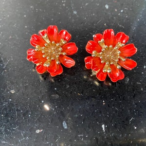 Vintage Trifari Orange Emaille und goldfarbene 3D Blumen Blütenblätter Ohrringe vollständig signiert Clip On Sommer Hochzeit Braut Festival Retro