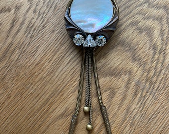 Atemberaubende Ermani Bugatti Moth of Pearl & Brass Statement Brosche im Art Nouveau Geschmack Signiert in ausgezeichnetem Zustand MOP Perlmutt