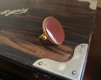 Vintage signed Vendome Agate Bloodstone Cocktail Ring adjustable  gold tone shank. Rare Impressive Gucci style horse bit sides