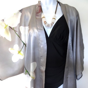 Kimono de seda gris - Chaqueta de seda gris con estampado floral - Lencería de seda para ella - Plumero de seda - Regalo para ella - Hecho en EE. UU.