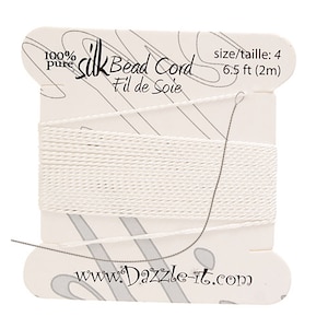Peut inclure: Fil de perles en soie blanc sur une carte avec le texte "100% pure Silk Bead Cord Fil de Soie" et "size/taille: 4 6.5 ft (2m)" et l'adresse du site web "www.Dazzle-it.com".