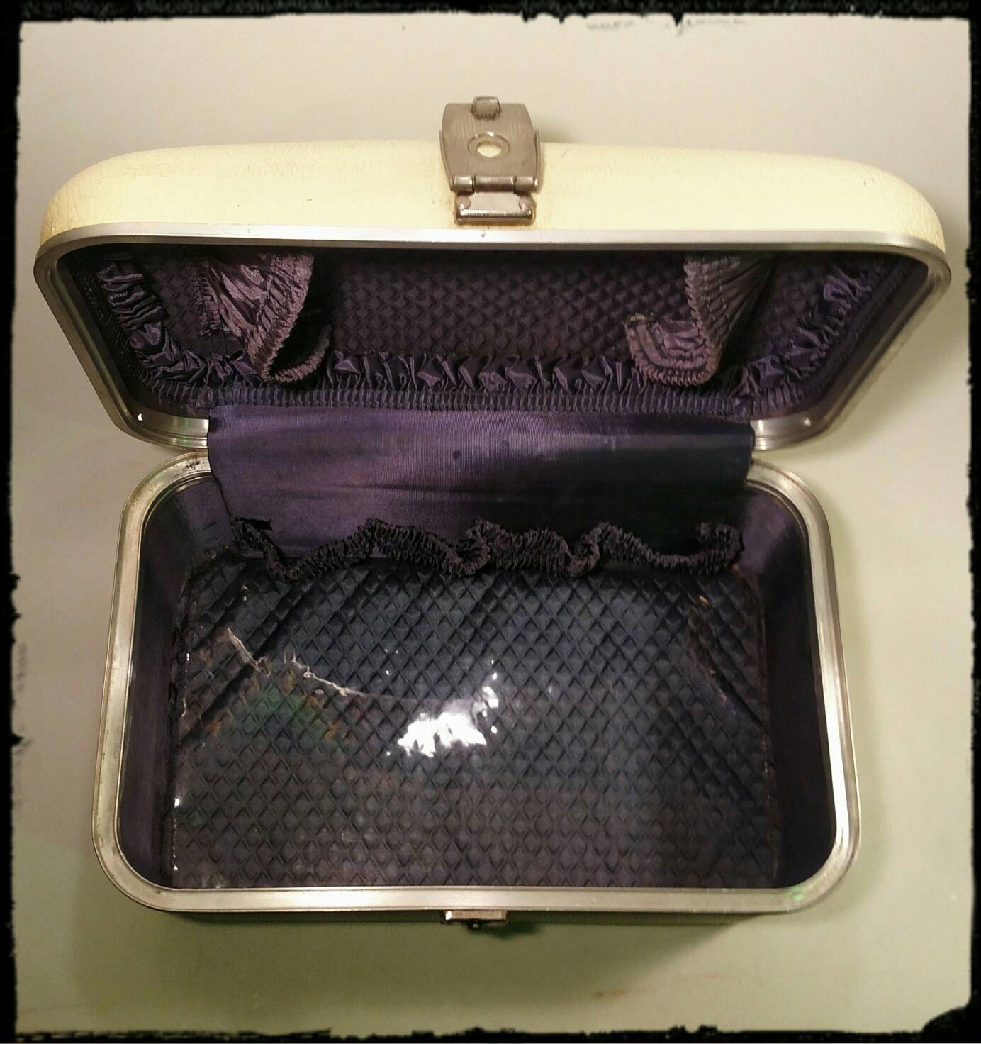 Vintage Train Case in Cream White Plastic/Hard Shell Cosmetic Case