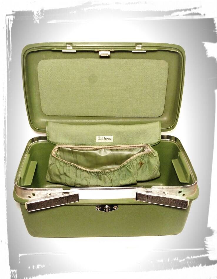 vintage royal traveller train case