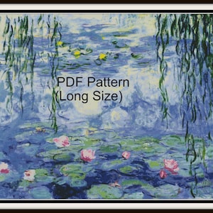 Könnte beinhalten: Ein Kreuzstichmuster einer Malerei von Seerosen in einem Teich. Das Muster ist im PDF-Format und hat eine lange Größe. Das Gemälde zeigt blaues Wasser, grüne Seerosenblätter und rosa Seerosen.
