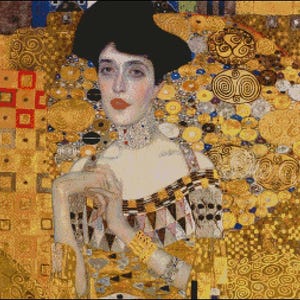 Puede incluir: Retrato de una mujer con sombrero negro, labios rojos y collar de joyas. El fondo es un mosaico de patrones dorados y amarillos. La mujer lleva un vestido con patrones geométricos y detalles dorados.