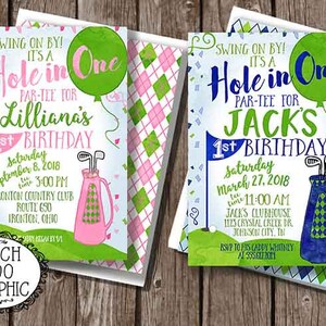 Op de afbeelding: Twee golf-thema uitnodigingen voor een eerste verjaardag. De uitnodiging links is roze en groen met de tekst "Swing on by! It's a Hole in One Par-tee for Lilliana's 1st Birthday" en de uitnodiging rechts is blauw en groen met de tekst "Swing on by! It's a Hole in One Par-tee for Jack's 1st Birthday".