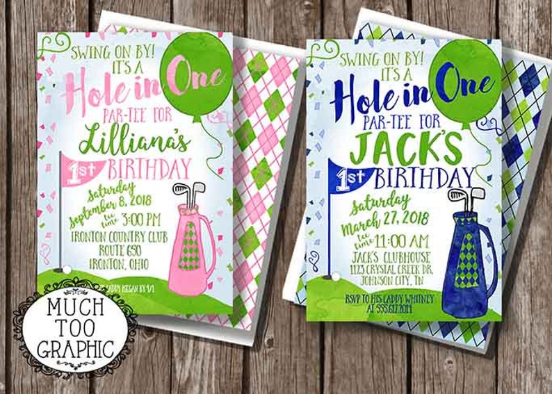 Op de afbeelding: Twee golf-thema uitnodigingen voor een eerste verjaardag. De uitnodiging links is roze en groen met de tekst "Swing on by! It's a Hole in One Par-tee for Lilliana's 1st Birthday" en de uitnodiging rechts is blauw en groen met de tekst "Swing on by! It's a Hole in One Par-tee for Jack's 1st Birthday".
