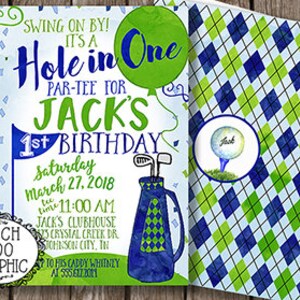Op de afbeelding: Een groene, blauwe en witte uitnodiging voor een 1e verjaardag. De uitnodiging heeft een golfthema met de tekst "Hole in One Par-Tee for Jack's 1st Birthday".