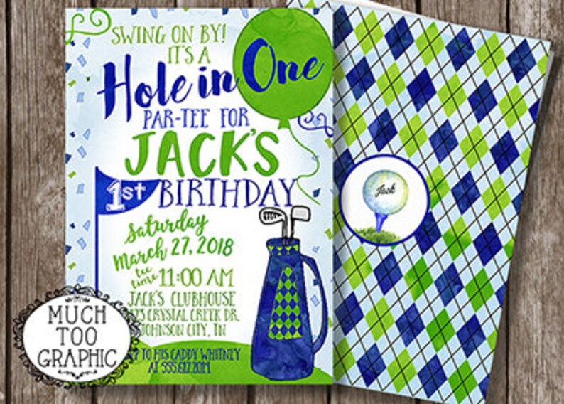 Op de afbeelding: Een groene, blauwe en witte uitnodiging voor een 1e verjaardag. De uitnodiging heeft een golfthema met de tekst "Hole in One Par-Tee for Jack's 1st Birthday".