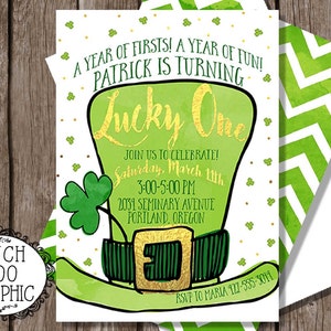 K&ouml;nnte beinhalten: Eine gr&uuml;ne und goldene Einladung mit einer Illustration eines Koboldhutes. Der Text lautet "A year of firsts! A year of fun! Patrick is turning Lucky One. Join us to celebrate! Saturday, March 11th 3:00-5:00 PM 2031 Seminary Avenue Portland, Oregon RSVP to Maria 127-555-3011"
