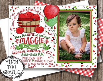 Puede incluir: Una invitación personalizada para una fiesta de primer cumpleaños. El diseño presenta una foto de una niña, manzanas rojas y globos. El texto incluye el nombre "Maggie", la fecha, la hora y el lugar de la fiesta.