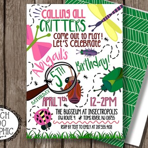 Könnte beinhalten: Eine farbenfrohe Einladung zum 5. Geburtstag von Abigail mit Insekten-Thema. Das Design umfasst Insektenillustrationen, den Text "Calling All Critters" und Veranstaltungsdetails. Die Einladung ist mit einem grün-weißen Muster verziert.