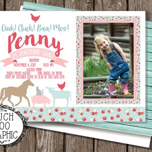 Könnte beinhalten: Eine rechteckige Geburtstagseinladungskarte mit einem Foto eines Kindes in Jeanslatzhose, dem Text Oink! Cluck! Baa! Moo! Penny is turning two! sowie Silhouetten von Bauernhoftieren wie Pferd, Schwein, Katze und Huhn.