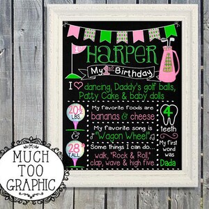 Op de afbeelding: Een roze en groene krijtbord met de tekst "Harper My 1st Birthday". Het bord vermeldt de favoriete etenswaren, liedjes en activiteiten van het kind. Het bevat ook het gewicht en de lengte van het kind.