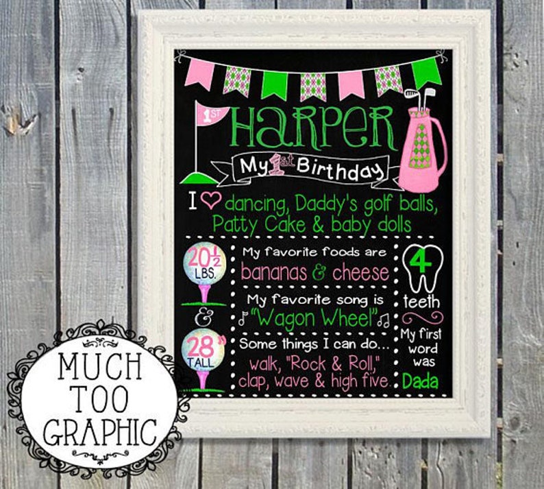 Op de afbeelding: Een roze en groene krijtbord met de tekst "Harper My 1st Birthday". Het bord vermeldt de favoriete etenswaren, liedjes en activiteiten van het kind. Het bevat ook het gewicht en de lengte van het kind.