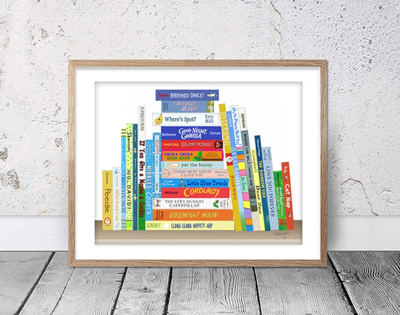 Op de afbeelding: Een ingelijste print van een boekenkast vol kleurrijke kinderboeken. De boeken zijn in een verspringend patroon gestapeld, wat een visueel aantrekkelijk display cre&euml;ert. De titels van de boeken zijn onder andere "Waar is Spot?", "Goedenacht Gorilla", "Corduroy", "De Very Hungry Caterpillar" en "Goedenacht Maan".