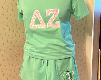 Conjunto de camiseta con cuello en V y hombros caídos y shorts con cordón ajustable y patchwork.