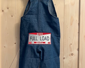 Mono para niños pequeños con matrícula