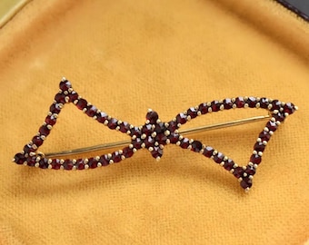 ヴィンテージ チェコ共和国 ガーネット ブローチ 小さなリボン付き