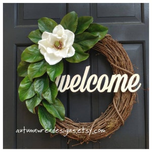 WELCOME Magnolienkranz mit Magnolienblättern, Türkranz mit Magnolie und Willkommensschild im Landhausstil
