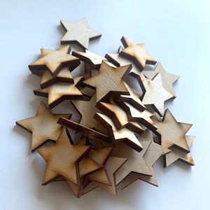 Houten kerststerrenpakket met 50 bomen van 1 cm, trouwsterren, plakboek, versiering, kunst en ambacht. Kaarten maken, kerststerren
