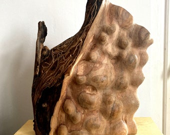 Skulptur aus Nussbaum