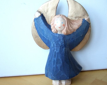 Engel aus Holz im blauen Kleid, 15 cm, dynamisch