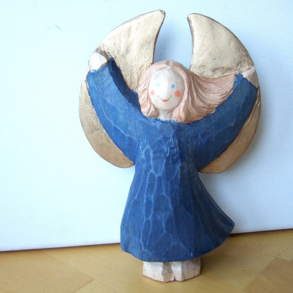 Engel aus Holz im blauen Kleid, 15 cm, dynamisch