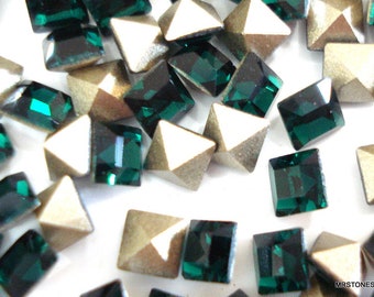 Puede incluir: Primer plano de pedrería cuadrada verde esmeralda y piramidal dorada. Las piedras preciosas están dispersas, mostrando sus superficies facetadas y engastes metálicos. Adecuado para diversos proyectos de manualidades.