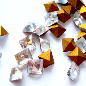 Lote de 12 piezas 4x4x3.75mm Baguettes cónicas transparentes Swarovski Keystones #193 4700 #45 Gold Foiled Back en punta