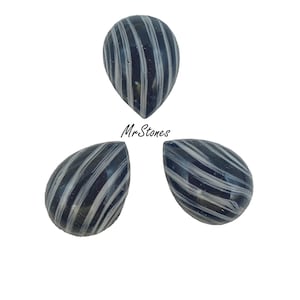 以下が含まれることがあります： 涙の形をした青と白のストライプ模様のガラス玉が3つ