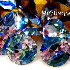 Puede incluir: Surtido de gemas de vidrio iridiscentes azules, verdes y rosas con un diseño facetado. Las gemas están dispuestas sobre una superficie dorada con el texto "MrStones" visible en el fondo.