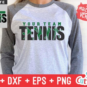 Peut inclure: Un t-shirt de baseball gris et vert avec le texte "YOUR TEAM TENNIS" en lettres noires. Le mot "TENNIS" est compos&eacute; de silhouettes vertes de joueurs de tennis.