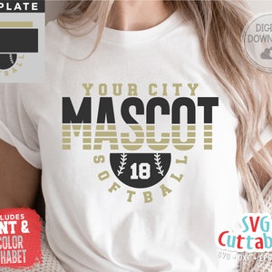以下が含まれることがあります： 「YOUR CITY MASCOT SOFTBALL」と野球のグラフィックと数字の18が書かれた黒と金のデザインの白いTシャツ。デザインは、金のストライプでレトロなルックです。
