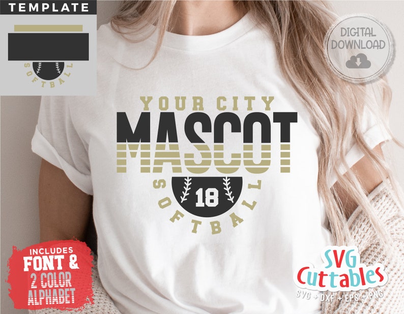 以下が含まれることがあります： 「YOUR CITY MASCOT SOFTBALL」と野球のグラフィックと数字の18が書かれた黒と金のデザインの白いTシャツ。デザインは、金のストライプでレトロなルックです。