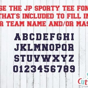 K&ouml;nnte beinhalten: Ein wei&szlig;er Holzgrund mit rotem Text, der "USE THE JP SPORTY TEE FONT THAT'S INCLUDED TO FILL IN YOUR TEAM NAME AND/OR MASCOT" lautet. Unter dem Text befindet sich eine schwarze Schriftart mit dem Alphabet in Gro&szlig;buchstaben und den Zahlen 0-9.