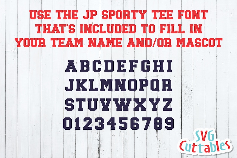 K&ouml;nnte beinhalten: Ein wei&szlig;er Holzgrund mit rotem Text, der "USE THE JP SPORTY TEE FONT THAT'S INCLUDED TO FILL IN YOUR TEAM NAME AND/OR MASCOT" lautet. Unter dem Text befindet sich eine schwarze Schriftart mit dem Alphabet in Gro&szlig;buchstaben und den Zahlen 0-9.