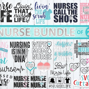 Pu&ograve; includere: Un download digitale di 20 file SVG tagliati con design a tema infermieristico. I design includono frasi come "Nurse Life", "Nursing is a Work of Heart", e "Nurses Call the Shots".