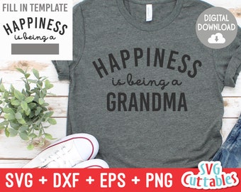 Könnte beinhalten: Ein graues T-Shirt mit dem Text "HAPPINESS is being a GRANDMA" in schwarzer Schrift. Das Shirt liegt flach auf einer Holzoberfläche mit einer Pflanze, Schuhen und Jeans im Hintergrund. Der Text "DIGITAL DOWNLOAD" befindet sich in der oberen rechten Ecke des Bildes.