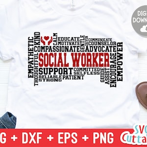Puede incluir: Una camiseta blanca con un diseño de nube de palabras en negro y rojo que dice "Trabajador social". Las palabras en la nube incluyen "empático", "atento", "amable", "educar", "motivar", "suave", "comunicar", "asesor", "abogado", "compasivo", "apoyar", "comprometido", "desinteresado", "fiable", "paciente", "fuerte", "guiar", "ayudar", "animar", "empoderar".