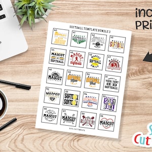 Pu&ograve; includere: Un foglio di carta con 20 diversi design a tema softball. I design includono testo, loghi e immagini di attrezzature da softball. I design sono numerati da 40 a 59. Il testo sul foglio dice "Softball Template Bundle 3" e "SVG Cuttables".