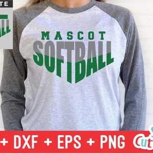 Pu&ograve; includere: Una maglietta da baseball grigia e nera con un design da softball grigio e verde e il testo "MASCOT SOFTBALL".