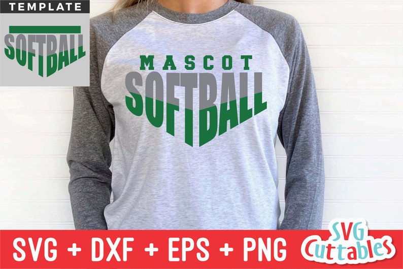 Pu&ograve; includere: Una maglietta da baseball grigia e nera con un design da softball grigio e verde e il testo "MASCOT SOFTBALL".