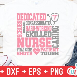 Pu&ograve; includere: Una maglietta bianca con un design grafico rosa e grigio che dice "Dedicato, Compassionevole, Lavoratore, Abile, Infermiera, Premurosa, Segni Vitali, Paziente, Forte, Scrubs, Colpi". Il design grafico ha la forma di un quadrato e include uno stetoscopio con un caduceo.