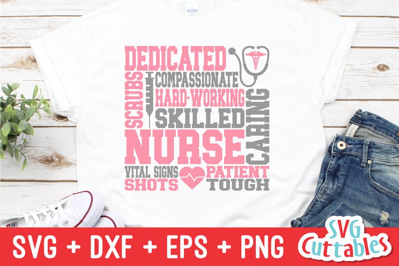 Pu&ograve; includere: Una maglietta bianca con un design grafico rosa e grigio che dice "Dedicato, Compassionevole, Lavoratore, Abile, Infermiera, Premurosa, Segni Vitali, Paziente, Forte, Scrubs, Colpi". Il design grafico ha la forma di un quadrato e include uno stetoscopio con un caduceo.