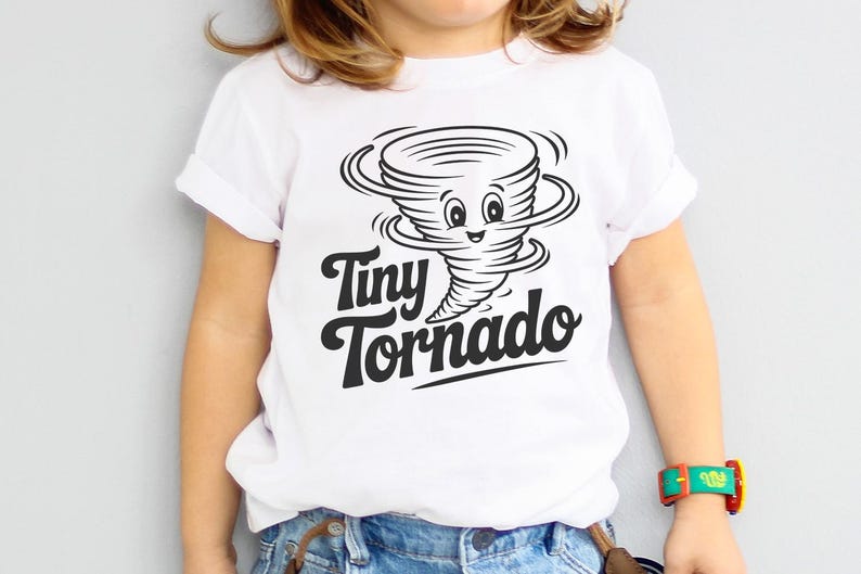 Peut inclure: T-shirt blanc avec un dessin de tornade noire et blanche souriante et le texte "Tiny Tornado". Le v&ecirc;tement est port&eacute; par un enfant. Id&eacute;al pour les enfants.