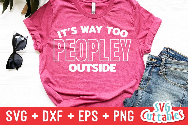 Może przedstawiać: R&oacute;żowa koszulka z białym napisem "It's Way Too Peopley Outside".